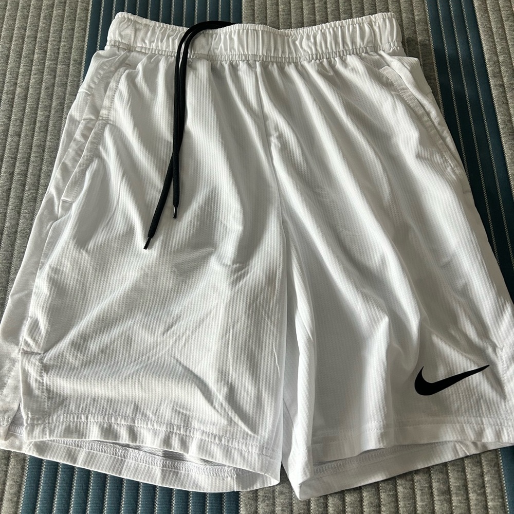 Men’s Nike white dry fit shorts brand new with out tags